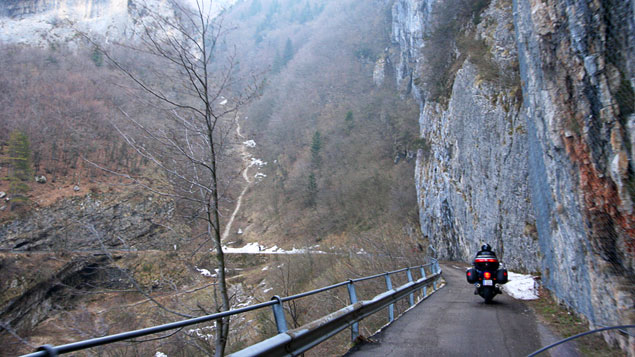 Malcesine. A Baldo hegyre vezető felvonó a nagy fehér épületből indul.