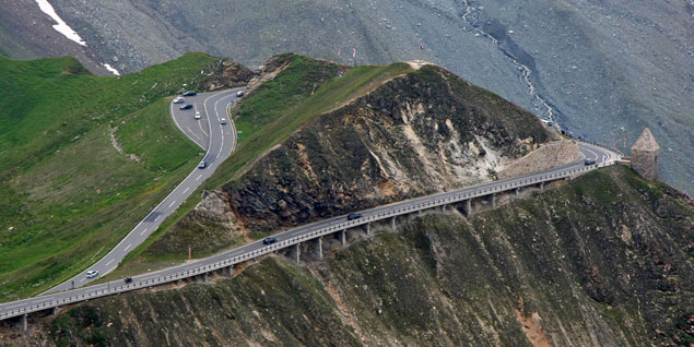 A Grossglockner alpesi út egy szakasza az Edelweisspitze kilátóhelyről