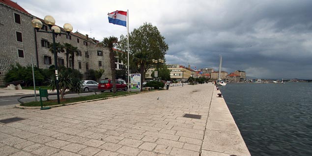 Trogir a horvát lobogóval.