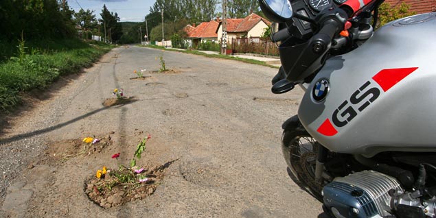 A Nézsa főutcáján kivirágzott kátyúk.