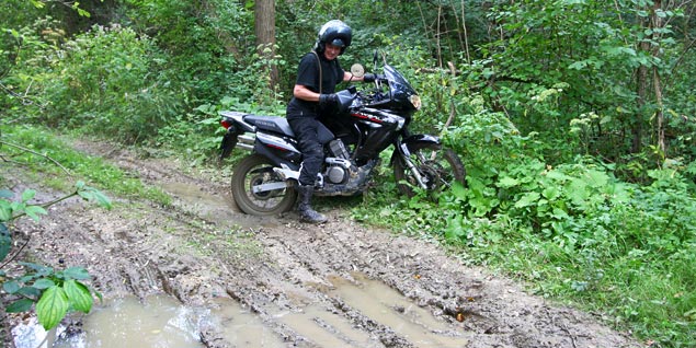 Egy fotosorozat első darabja. A végén hárman lettünk derékig sárosak - Péter a Transalp meg én.