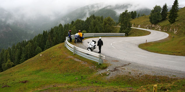 Nockalmstrasse (Nocky Mountains) eső után