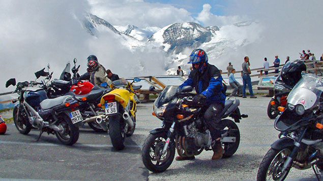 Motorosok érkeznek a Bikers Point-ra, Edelweissspitze.